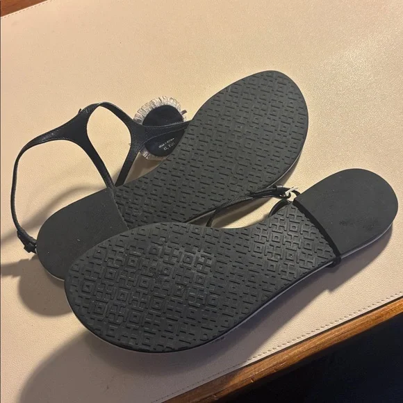 Tory Burch Black Leather Thong Sandals with White Trim Medallion - Picture 5 of 8